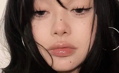 国模盈盈扒B12O人体私拍